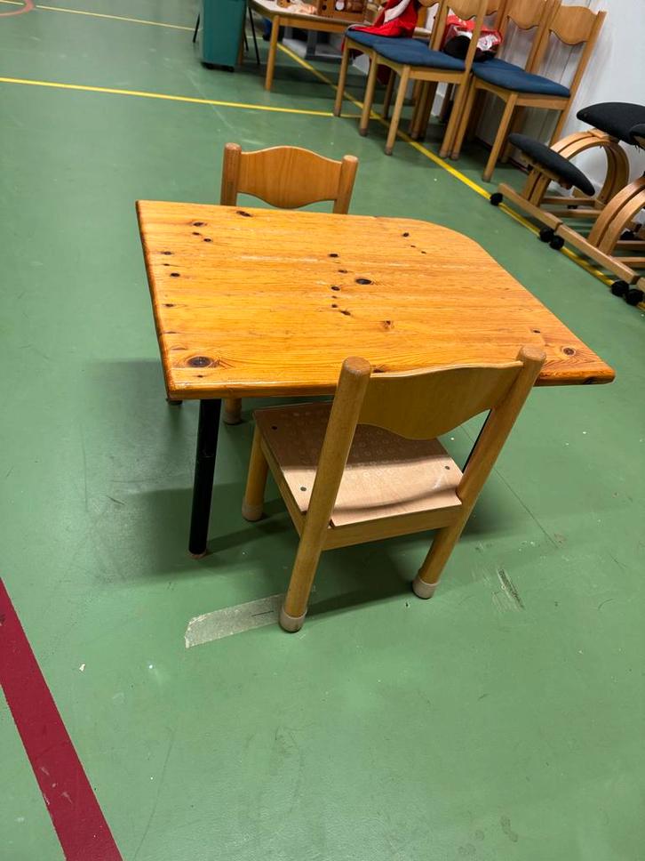 Tafel met 2 stoelen - Uitbreidbaar!, Kinderen en Baby's, Kinderkamer | Tafels en Stoelen, Gebruikt, Tafel(s) en Stoel(en), Ophalen