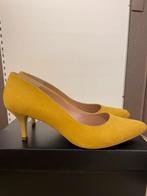 Giulia geel suèdine pumps maat 41, Giulia, Ophalen of Verzenden, Pumps