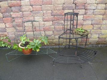 2 Plantenrekjes voor buiten. IJzeren.  beschikbaar voor biedingen