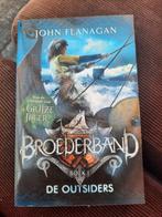 Broederband de outsiders (deel 1) John Flanagan, Boeken, John Flanagan, Ophalen of Verzenden, Zo goed als nieuw