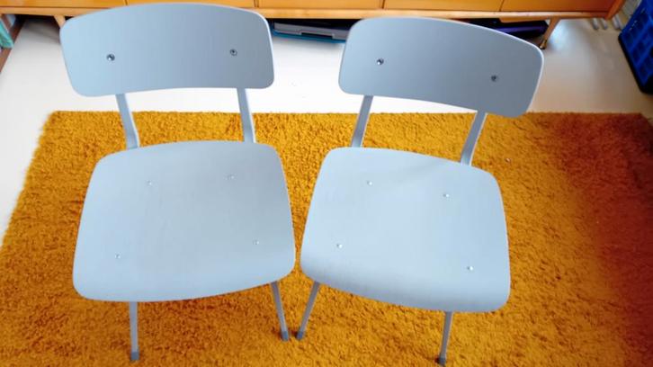 2 Ahrend Revolt Friso Kramer Design Stoelen Kleur Grijs, Huis en Inrichting, Stoelen, Grijs, Ophalen