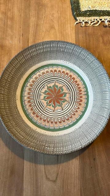 Vintage aardewerk wandbord met marble swirl decor beschikbaar voor biedingen