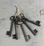 Antieke Franse sleutelbos (totaal 5 sleutels)