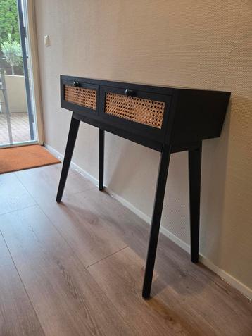 Zeer leuke sidetable met riet
