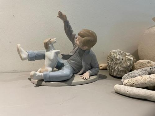Porseleinen beeld Nao by Lladro  Jongen met hond. Lichtblauw, Antiek en Kunst, Antiek | Porselein, Ophalen