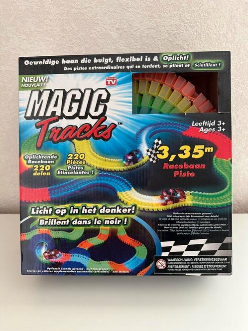 Glow in the dark Magic Tracks met kichtgevende auto  - zgan, Kinderen en Baby's, Speelgoed | Speelgoedvoertuigen, Zo goed als nieuw