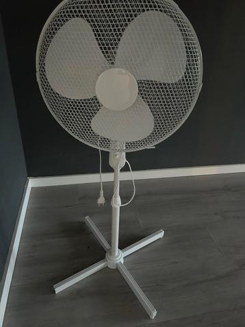 Witte Statiefventilator beschikbaar voor biedingen