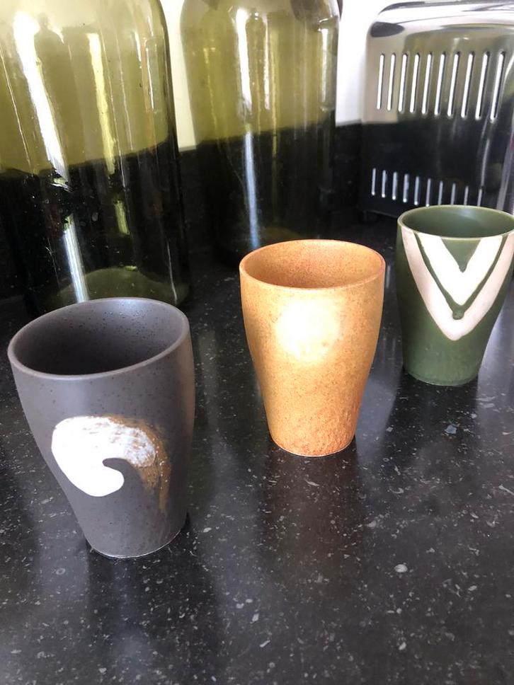 3  nieuwehandgemaakte aardewerk  koffie / thee mokjes, Huis en Inrichting, Keuken | Servies, Zo goed als nieuw, Ophalen of Verzenden