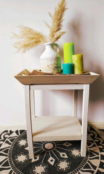 Brocante witte bijzettafeltje  beschikbaar voor biedingen