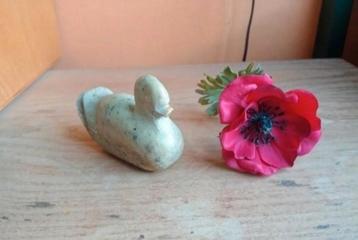 Beeldje eend  beschikbaar voor biedingen