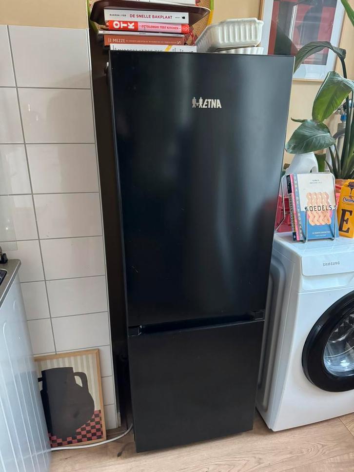 Zwarte ETNA koelkast met vriezer, Witgoed en Apparatuur, Koelkasten en IJskasten, Zo goed als nieuw, Met aparte vriezer, 150 tot 200 liter