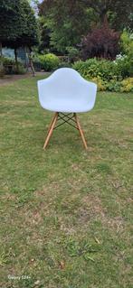 Charles Eames  geinspireerde witte kunstof stoelen., Huis en Inrichting, Stoelen, Ophalen, Gebruikt, Wit