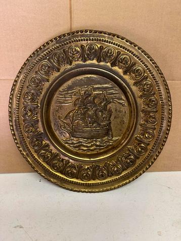 Koperen bord beschikbaar voor biedingen