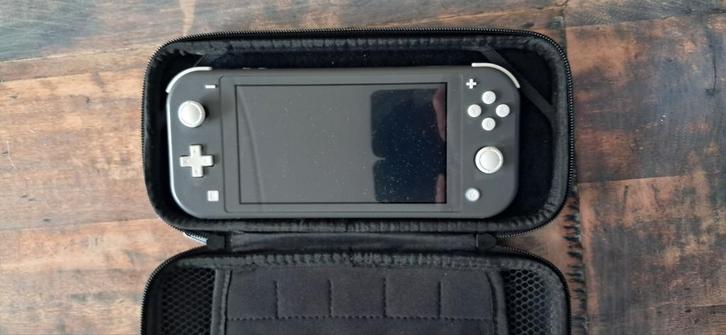 Nintendo switch lite zwart 2 spellen, Spelcomputers en Games, Spelcomputers | Nintendo Switch Lite, Zo goed als nieuw, Grijs, Met beschermhoes of tas