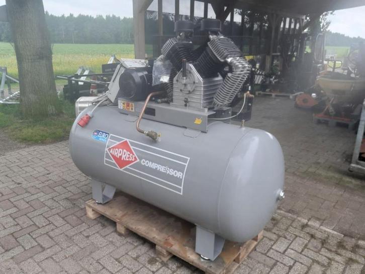 Zeer grote Airpress zuigercompressor Hk 2000-900 Sd, Zakelijke goederen, Machines en Bouw | Pompen en Compressoren, Ophalen