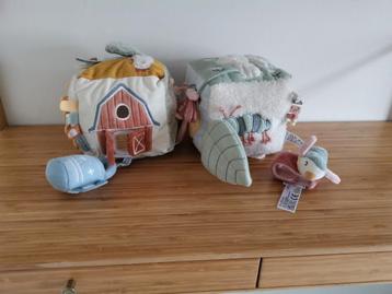 LITTLE DUTCH Speelgoed. 2 activiteitenkubussen& 1 rammelaar  beschikbaar voor biedingen