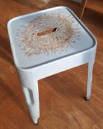 Metalen kruk - plantentafel - grijs - industrieel, Huis en Inrichting, Krukjes, Ophalen, Zo goed als nieuw