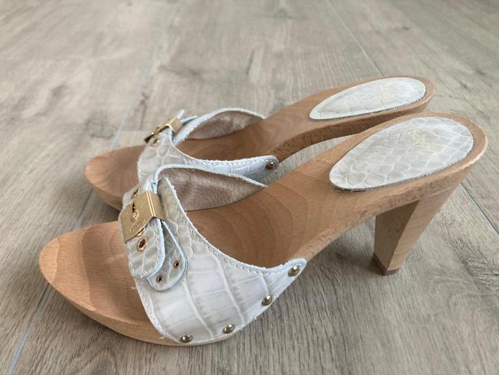 BIJNA NIEUW!! Hoge lichtgrijze lederen kleppers Scholl mt39, Kleding | Dames, Schoenen, Zo goed als nieuw, Sandalen of Muiltjes