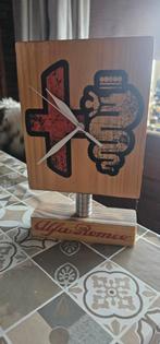 Alfa Romeo Tafelklok - Handgemaakt, Ophalen of Verzenden, Zo goed als nieuw, Analoog, Wekker of Tafelklok