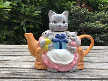 Theepot poes met kittens beschikbaar voor biedingen