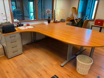 Dubbel bureau beschikbaar voor biedingen