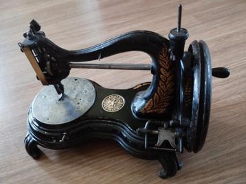 Antieke naaimachine JONES HANDMACHINE compleet en werkend  beschikbaar voor biedingen