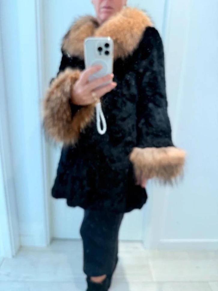 Zwarte bontjas met wasbeerbont kraag en manchetten - maat M, Kleding | Dames, Jassen | Winter, Zo goed als nieuw, Maat 38/40 (M)
