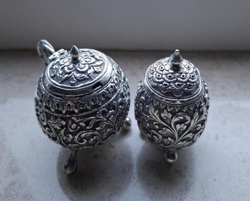 Djokja zilveren antieke peper- en zoutvaatjes. ️, Antiek en Kunst, Antiek | Goud en Zilver, Zilver, Ophalen of Verzenden