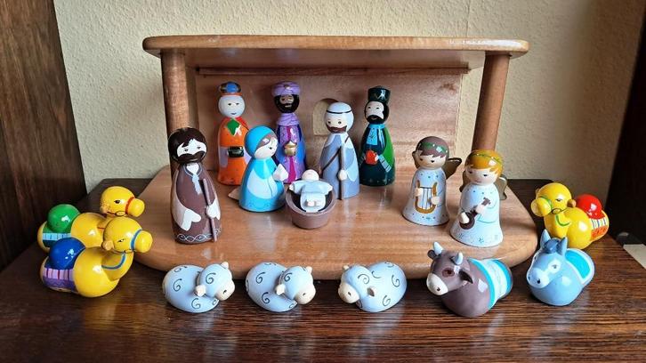 prachtige kleurrijke houten kinderstal met 16 figuren, Diversen, Kerst, Zo goed als nieuw, Ophalen of Verzenden