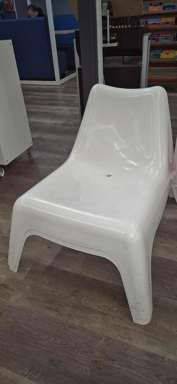 2 grote plastic witte stoelen fauteuils  beschikbaar voor biedingen