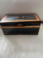 Antieke oude grote geldkist zwart met goud en rood, Antiek en Kunst, Ophalen