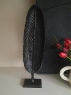 Zwarte grote metalen veer op voet, Huis en Inrichting, Woonaccessoires | Overige, Ophalen of Verzenden