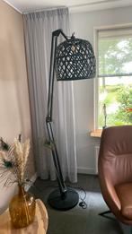 <Hoge zwarte staande lamp op voet opengewerkte kap>, Ophalen, Zo goed als nieuw, 150 tot 200 cm