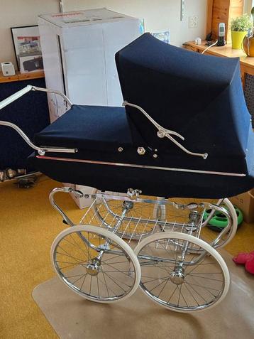 Zeer mooie ouderwetse donkerblauwe kinderwagen van Riemersma beschikbaar voor biedingen