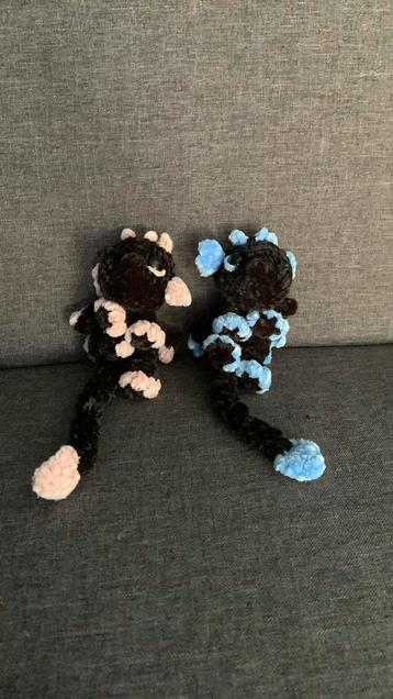 Twee gehaakte baby draakjes (verkocht per stuk) beschikbaar voor biedingen
