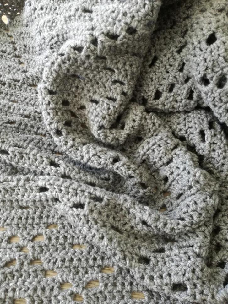 Gezellige grijze warme gehaakte plaid, Huis en Inrichting, Woonaccessoires | Plaids en Woondekens, Nieuw, Ophalen of Verzenden