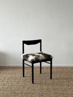 Unieke vintage houten stoel met schapenvacht, Huis en Inrichting, Ophalen, Zo goed als nieuw, Bruin, Eén