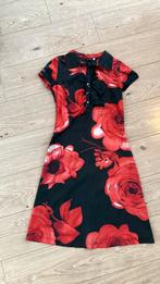 Tante Betsy jurk glazend zwart/rood maat 34, Zwart, Ophalen of Verzenden, Zo goed als nieuw, Knielengte