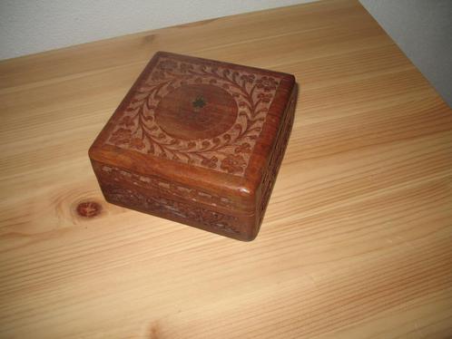 Klein Hout Vierkant Bewerkt Doosje Goudkl. Motief ( Nr2)Vint, Antiek en Kunst, Curiosa en Brocante, Ophalen of Verzenden