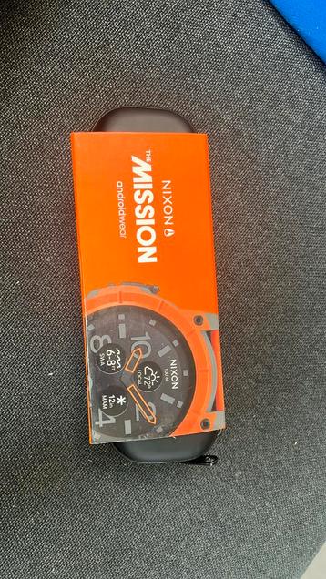 Gloed nieuw NIXON duikhorloge beschikbaar voor biedingen