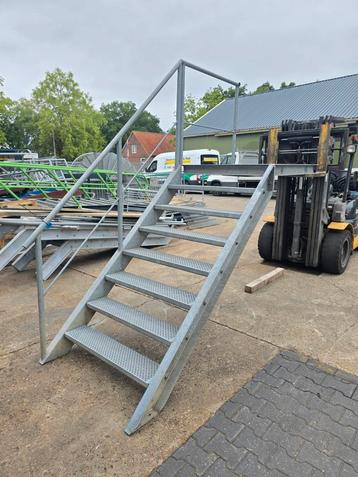 Stalen bordes trap gegalv. Hoog 1.6 mtr. Nob105 beschikbaar voor biedingen