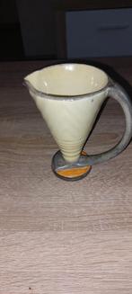 Velser aardewerk kannetje op voet. Gellings rond 1934, Antiek en Kunst, Ophalen of Verzenden