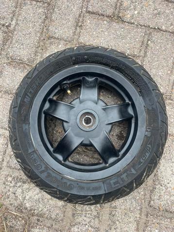 Piaggio zip banden +velg beschikbaar voor biedingen