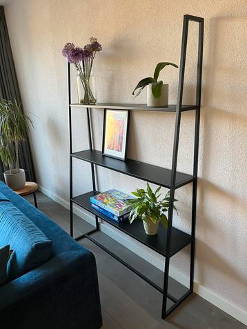 Design stellingkast van DOK 2 beschikbaar voor biedingen