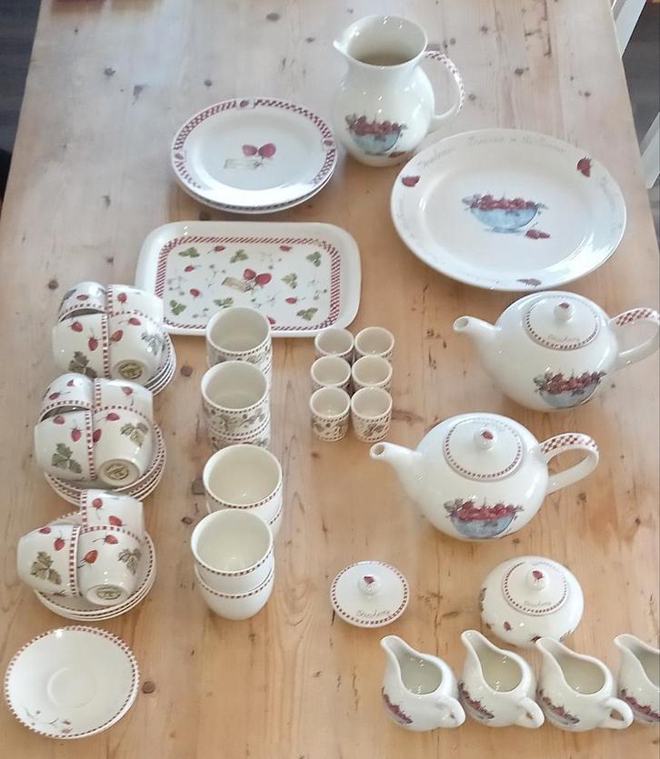 Jet ter Steege Strawberry / Aardbeien, Huis en Inrichting, Keuken | Servies, Nieuw, Compleet servies, Overige stijlen, Aardewerk