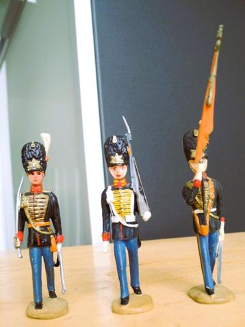 3 antieke miniaturen /soldaten/officieren/vaandeldrager beschikbaar voor biedingen