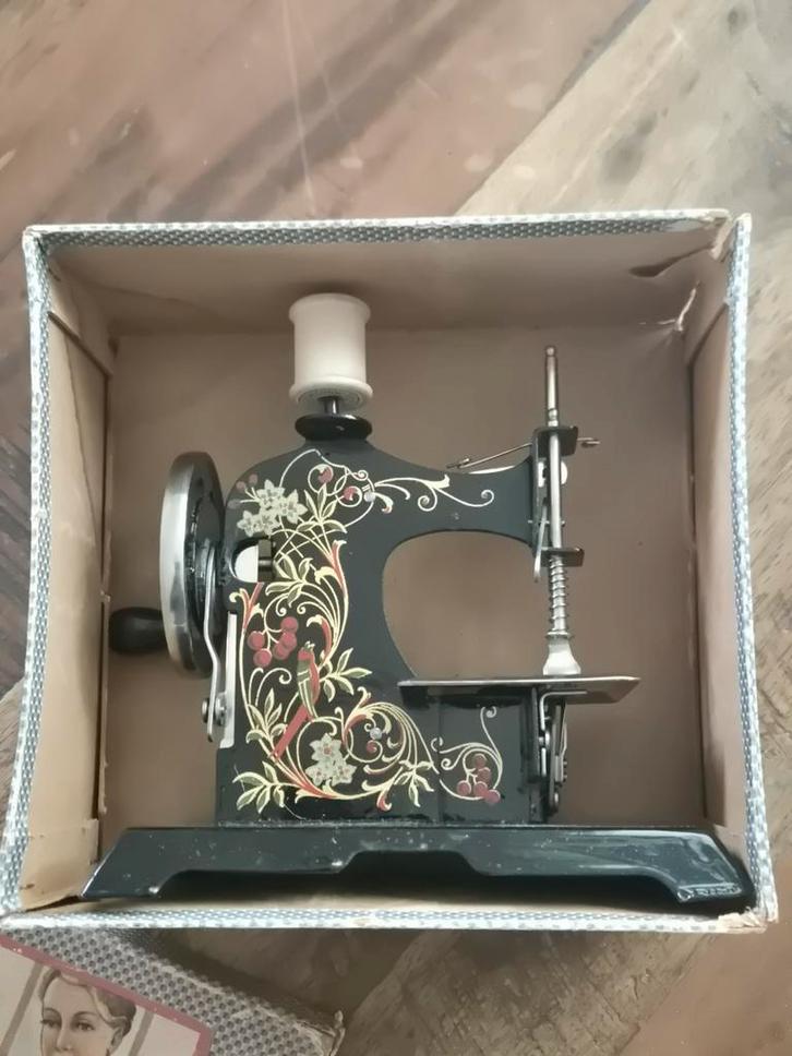 Antieke metalen Kinder naaimachine in originele doos, Antiek en Kunst, Antiek | Speelgoed, Ophalen of Verzenden