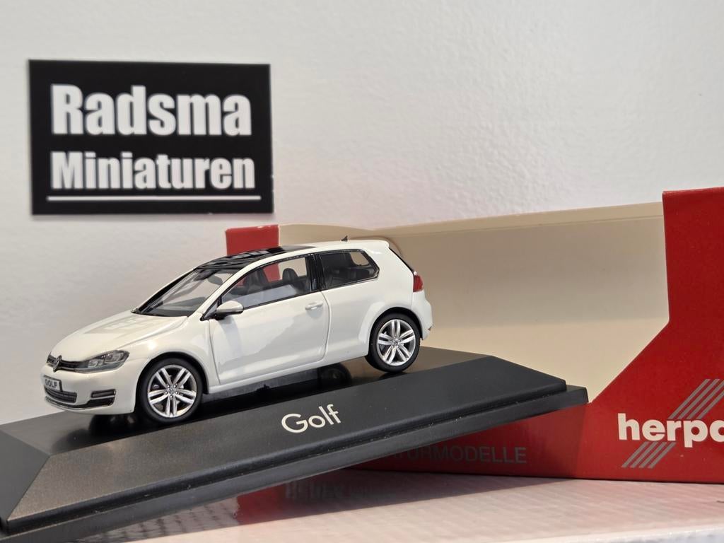 Volkswagen Golf 7 - 3drs Wit + panodak - 1:43 Herpa, Hobby en Vrije tijd, Modelauto's | 1:43, Zo goed als nieuw, Auto, Overige merken