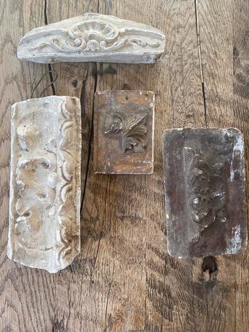 Ornamenten hangers beschikbaar voor biedingen
