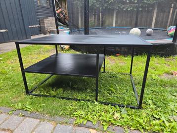 Zwarte salontafel. beschikbaar voor biedingen
